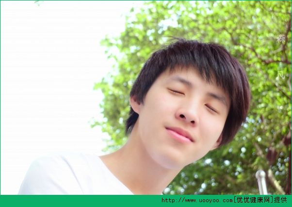 我15岁脸上长了青春痘怎么办？15岁男生长痘痘怎样治疗(1)