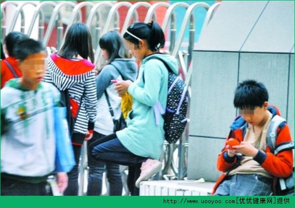 我想买手机可妈妈不让，小学生可以用手机吗？(4)