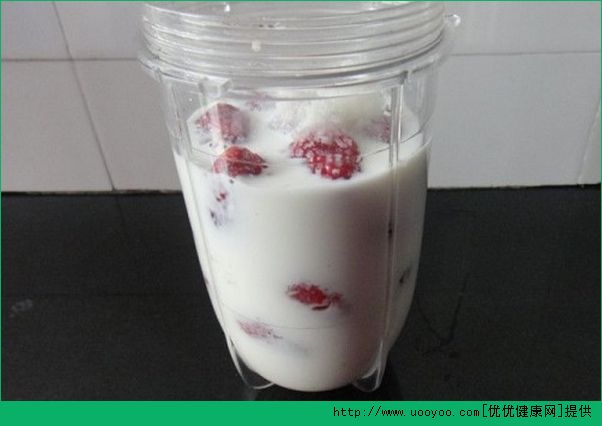 草莓牛奶怎么做？草莓牛奶汁的做法介绍(2)