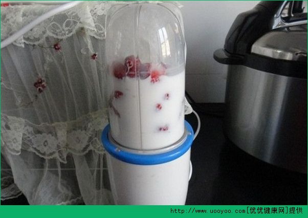 草莓牛奶怎么做？草莓牛奶汁的做法介绍(3)