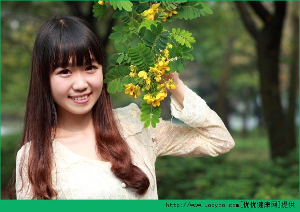15岁一个胸大一个胸小怎么回事？一个胸大一个胸小怎么