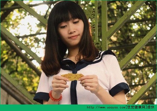 我17岁胸部太小怎么办？17岁女孩胸部太小是为什么？[多