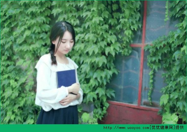我12岁白带发黄有异味正常吗？12岁女生白带异常怎么办