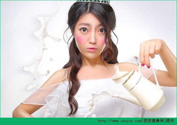 14岁女生的胸部长什么样？一个胸大一个胸小正常吗？[多