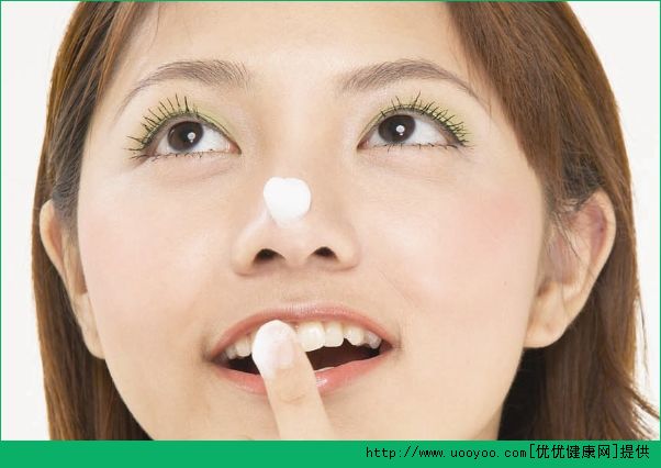 白色的黑头是怎么回事？黑头挤出来为什么是白色的？(3)