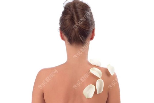 女生背上长痘痘是什么原因？女生背上长痘痘的解决方案(4)