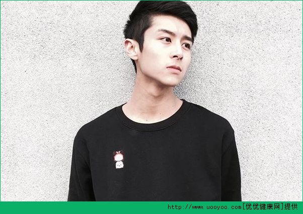初三男生喉结不明显怎么回事？男生喉结小意味着什么？(4)