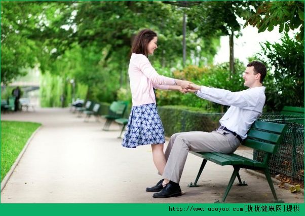 初二男生喜欢女生的表现有哪些？男生喜欢女生会有哪些表现？(1)