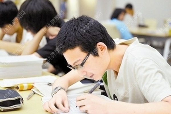 高考生失眠怎么办？高考生怎样缓解失眠症状(1)