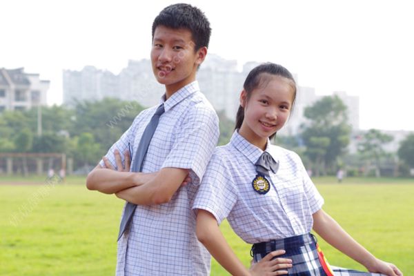 广西一中学要求女生剪短发 学校不让留头发该怎么办？(4)