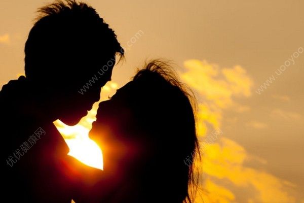 初一女生接吻会怎么样？初一女生接吻可以吗？(3)