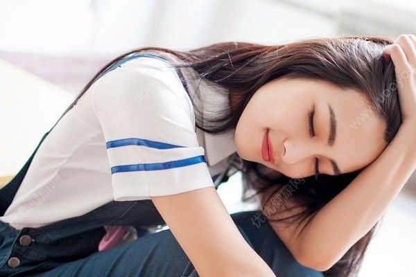 初二女孩被男生袭胸该怎么办？女生被男生袭胸怎么办？[