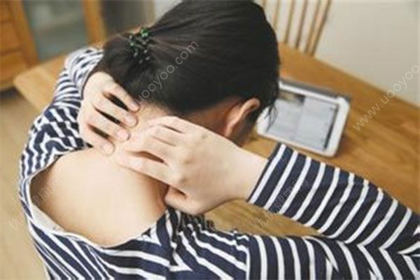 趴桌子睡觉有什么坏处？趴桌子上睡觉打嗝有气(4)