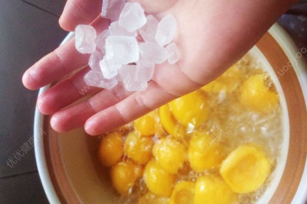 枇杷冰糖怎么做？枇杷冰糖水的功效(1)