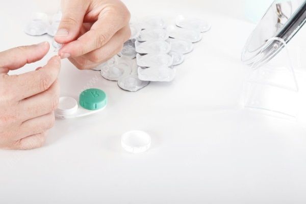 高中生能戴隐形眼镜吗？高中生戴隐形眼镜好不好？(4)