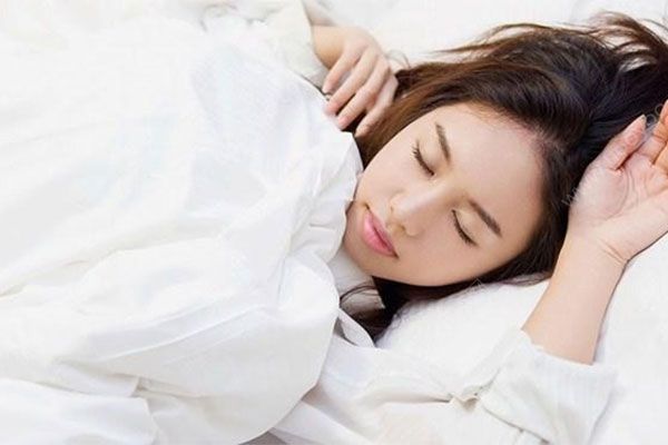 裸睡好还是穿睡衣好？裸睡对女生的好处(1)
