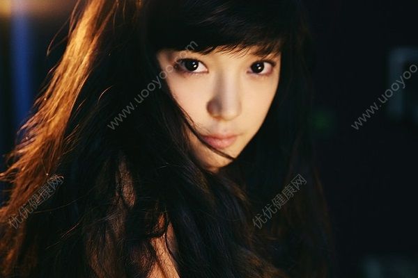 女生头发很黄怎么回事？女生头发枯黄怎么办？(1)