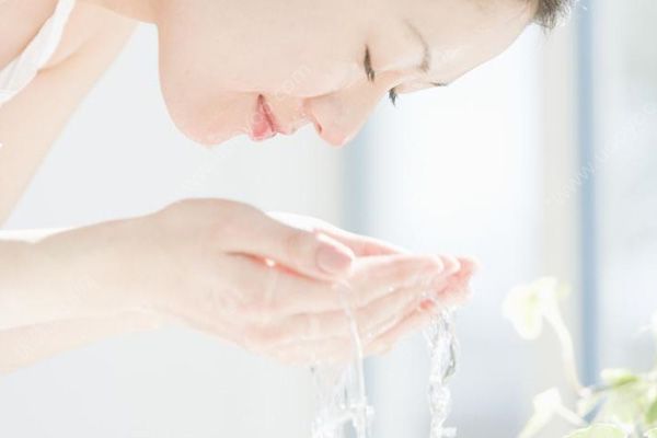 洗脸用热水好还是冷水好？洗脸水温多少合适？(4)