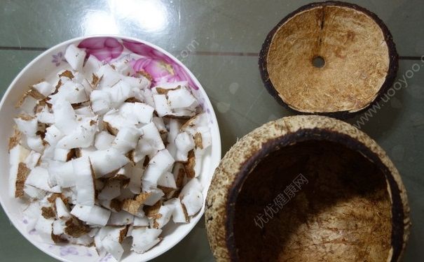 椰子壳里的白瓤能吃吗？椰子里的椰肉怎么吃？(2)
