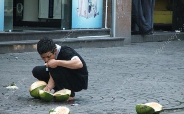 椰子壳怎么弄开？椰子壳怎么打开吃椰肉？(4)