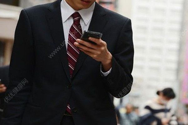 长时间玩手机有什么危害？玩手机的危害有哪些？(2)