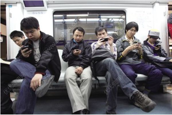 长时间玩手机有什么危害？玩手机的危害有哪些？(4)