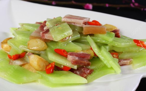 腊肉和莴笋怎么做好吃？莴笋腊肉的做法(2)