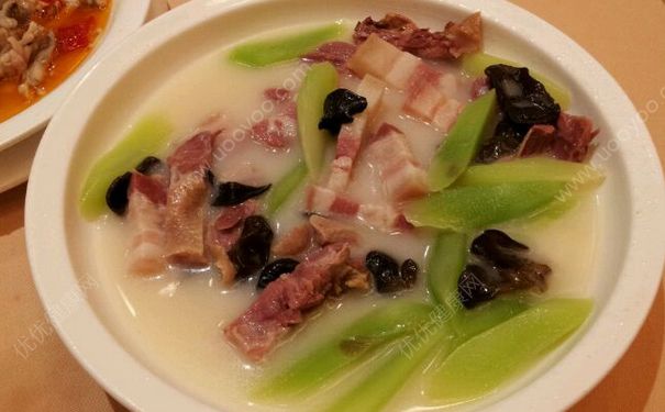 腊肉和莴笋怎么做好吃？莴笋腊肉的做法(3)