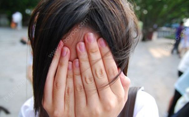 女生看见男生就脸红是怎么回事？女生看见男生就脸红怎么办？(1)