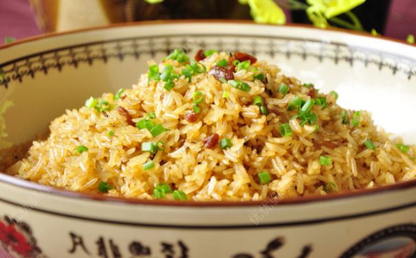 蛋炒饭放酱油吗？酱油蛋炒饭的做法(1)