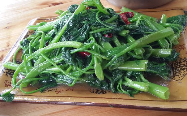 空心菜怎么炒不会变黑？炒空心菜如何不变色？(1)