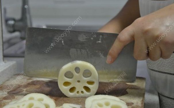 藕炒出来为什么是黑的？怎么炒藕片不会变黑？(2)