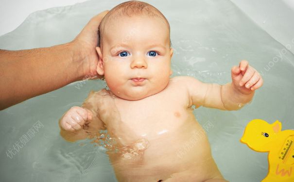 新生儿洗澡的注意事项有哪些？新生儿洗澡需要注意什么？(5)