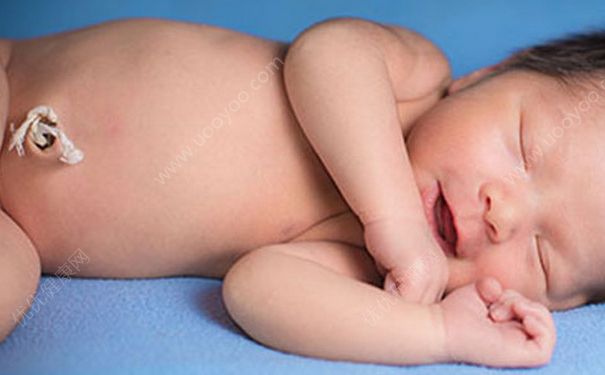 新生儿洗澡肚脐能沾水吗？新生儿洗澡要用肚脐贴吗？[多