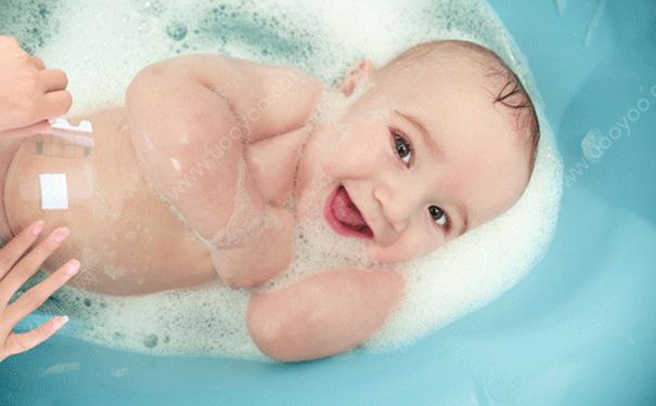 新生儿洗澡肚脐能沾水吗？新生儿洗澡要用肚脐贴吗？(3)