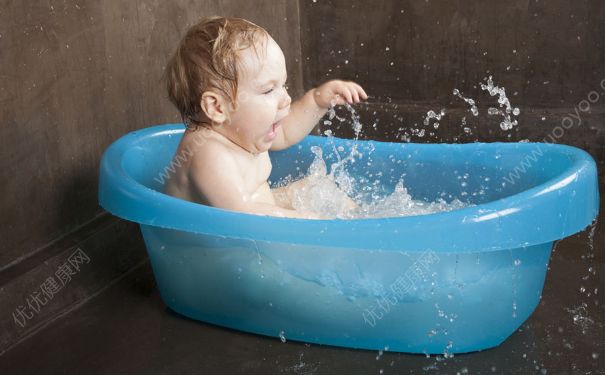 宝宝洗澡哭闹怎么办？宝宝洗澡哭闹是怎么回事？(4)