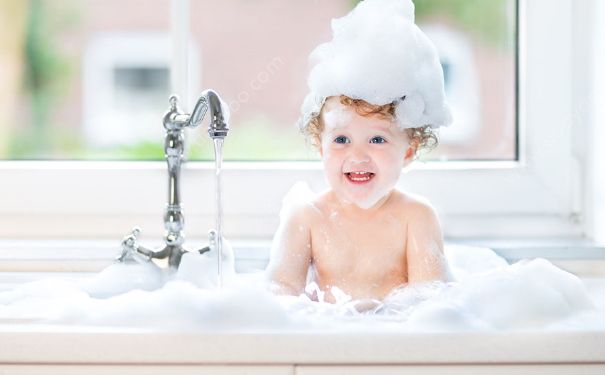 宝宝洗澡水温多少合适？宝宝洗澡水温过高会怎样？[多图]