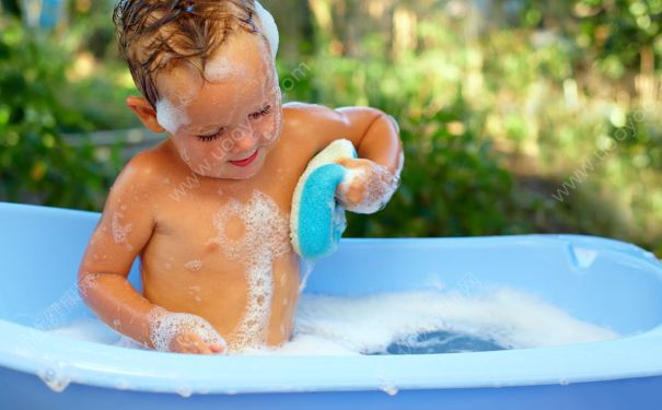 宝宝洗澡水温多少合适？宝宝洗澡水温过高会怎样？(2)