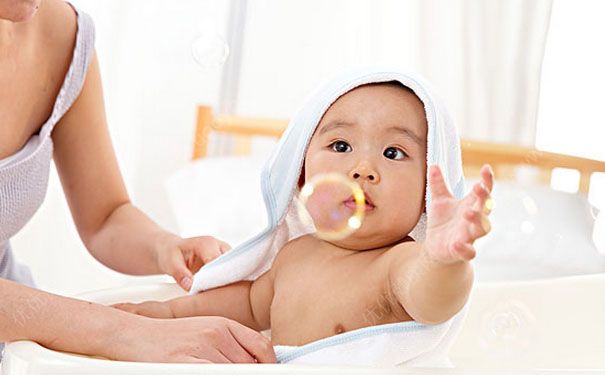 婴儿洗澡的步骤是怎样的？婴儿洗澡的方法(4)