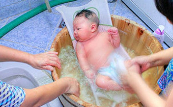 新生儿洗澡时间安排什么时候合适？新生儿洗澡时间多久合适？(2)