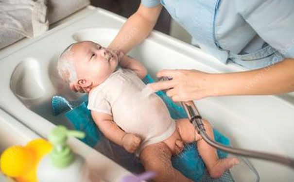 新生儿洗澡时间安排什么时候合适？新生儿洗澡时间多久合适？(4)