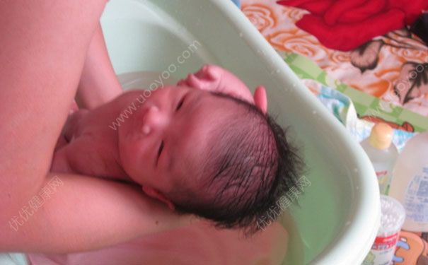 新生儿洗澡时间安排什么时候合适？新生儿洗澡时间多久合适？(1)