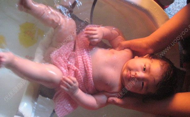 新生儿洗澡时间安排什么时候合适？新生儿洗澡时间多久合适？(3)