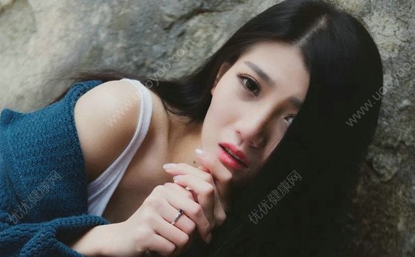 15岁女生乳房有硬块是怎么回事？15岁女生胸部有肿块怎