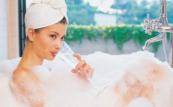 用什么洗澡可以美白全身？用什么洗澡可以变白？(1)