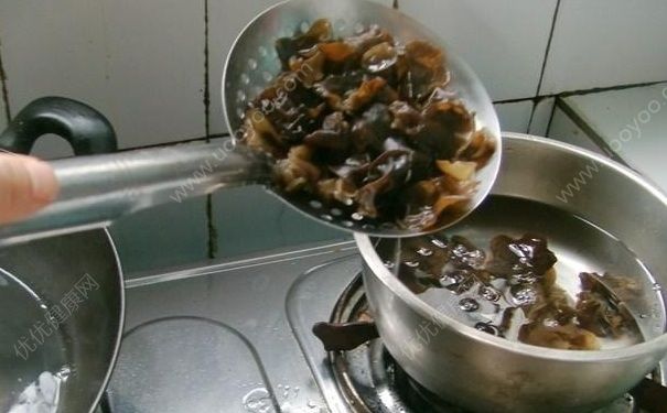 木耳在锅里会炸吗？炒木耳怎么不会炸锅？(3)
