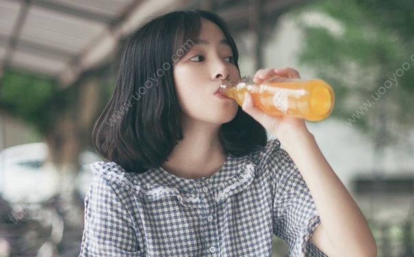第一次来月经是黑色的正常吗？第一次月经是黑色的是怎么回事？(4)