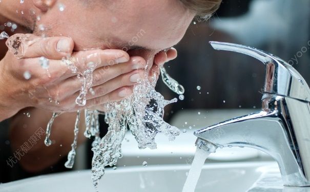 洗面奶洗脸后紧绷是什么？洗面奶洗脸后脸红红的？[多图]