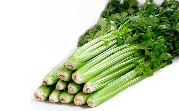 芹菜要焯水吗？芹菜要不要摘掉叶子？(1)