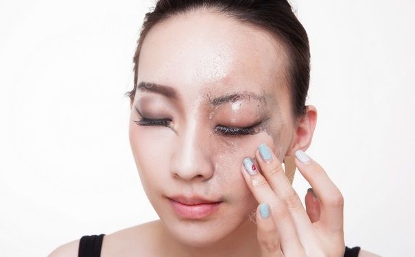 用洗面奶卸妆可以吗？卸妆的步骤是什么？(3)